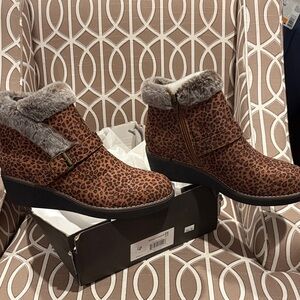 Cozy Leopard Print Fur-Lined Boots